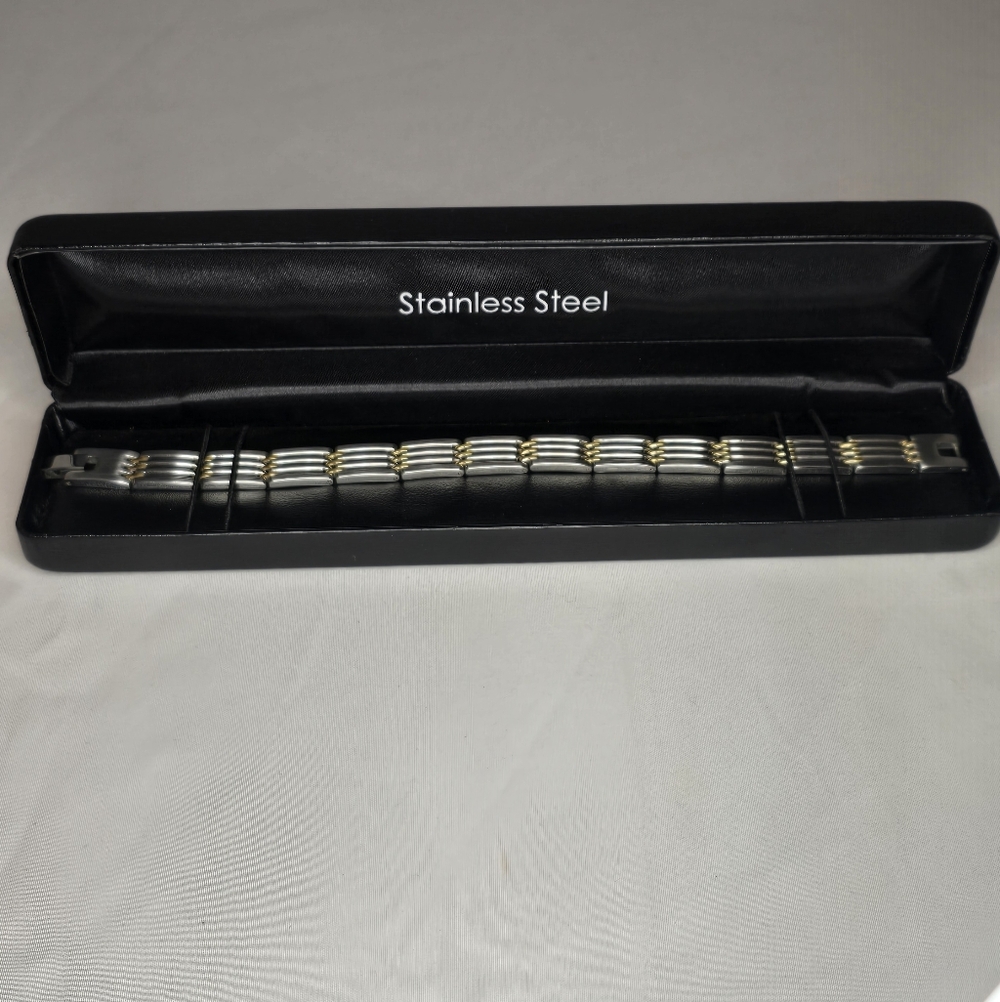 Mens Stainless Steel Linked Bracelet Jewelry comes with box. silver and gold.